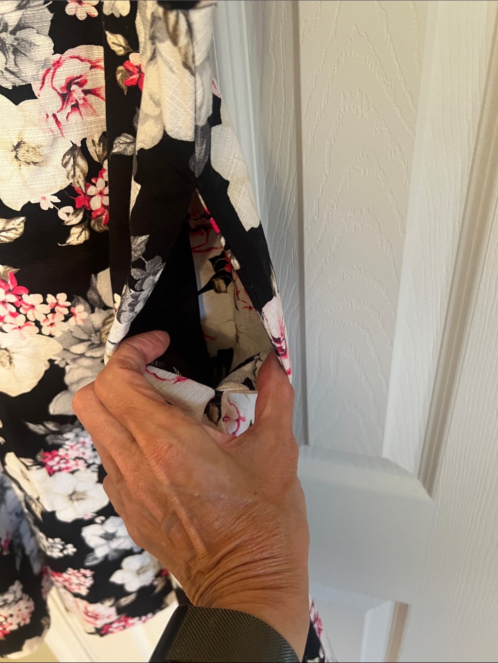 Floral Sleeveless Dress - Black and White - Picture 7 of 7